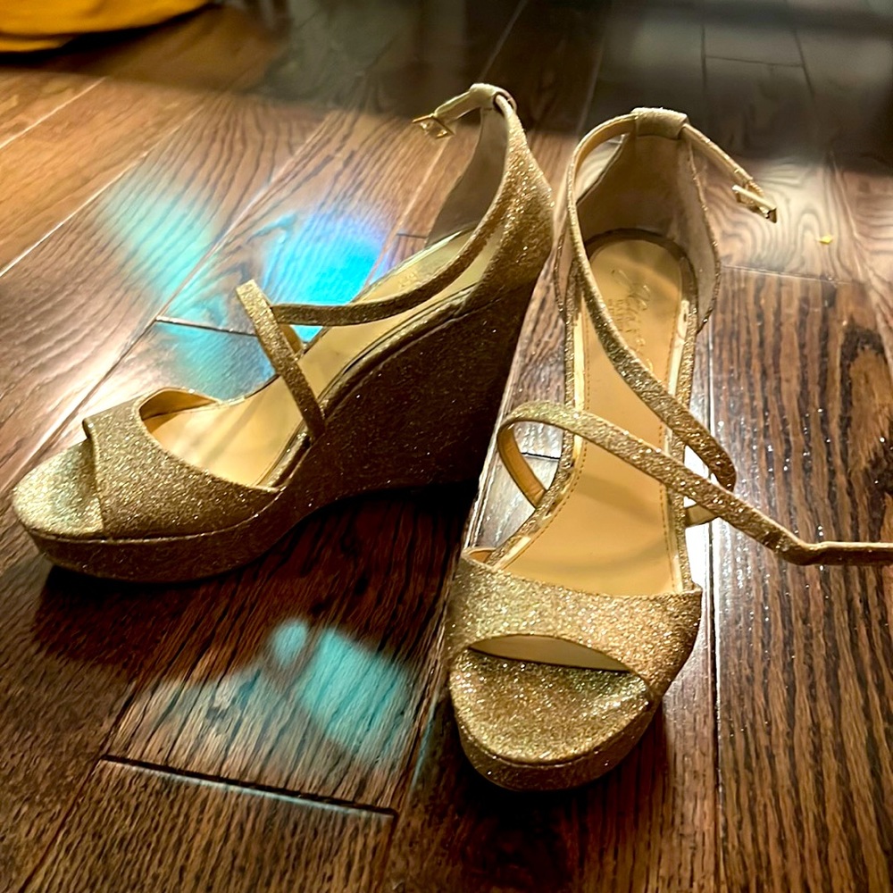 Jewel by Badgley Mischka gold glitter wedges 6.5